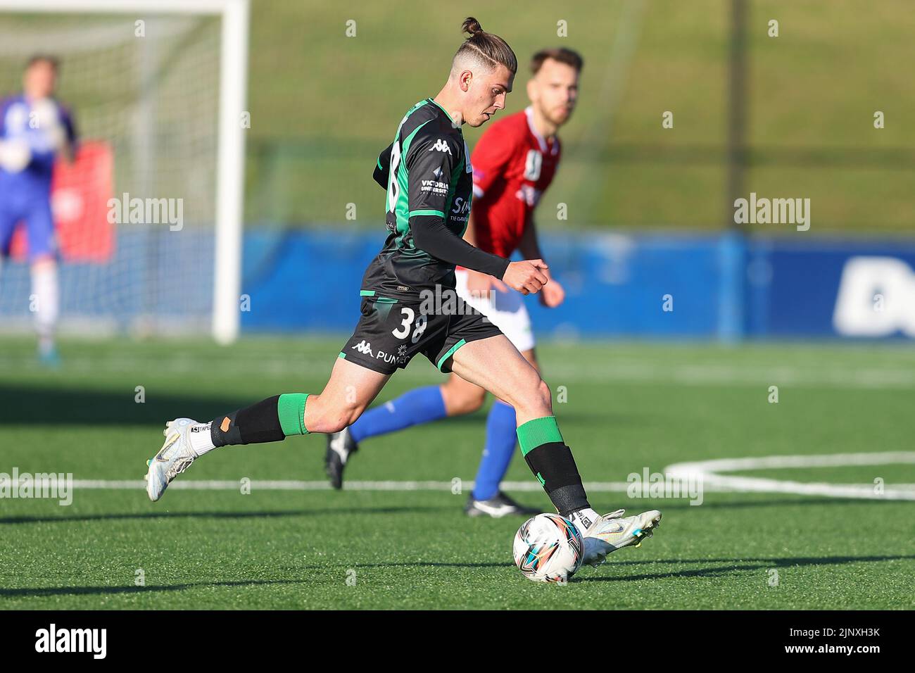 14 août 2022, Sydney United Sports Center, Sydney Australie : Australia Cup Sydney United 58 FC versus Western United : Noah Botic of Western United courant avec le ballon Banque D'Images