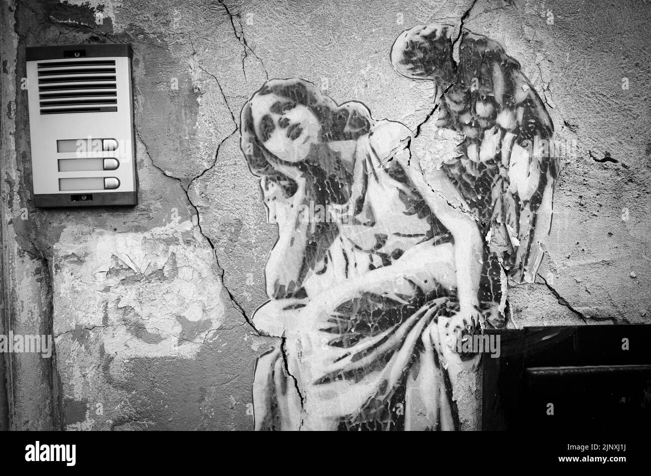 Image d'un ange assis pensivement à côté d'un interphone Banque D'Images