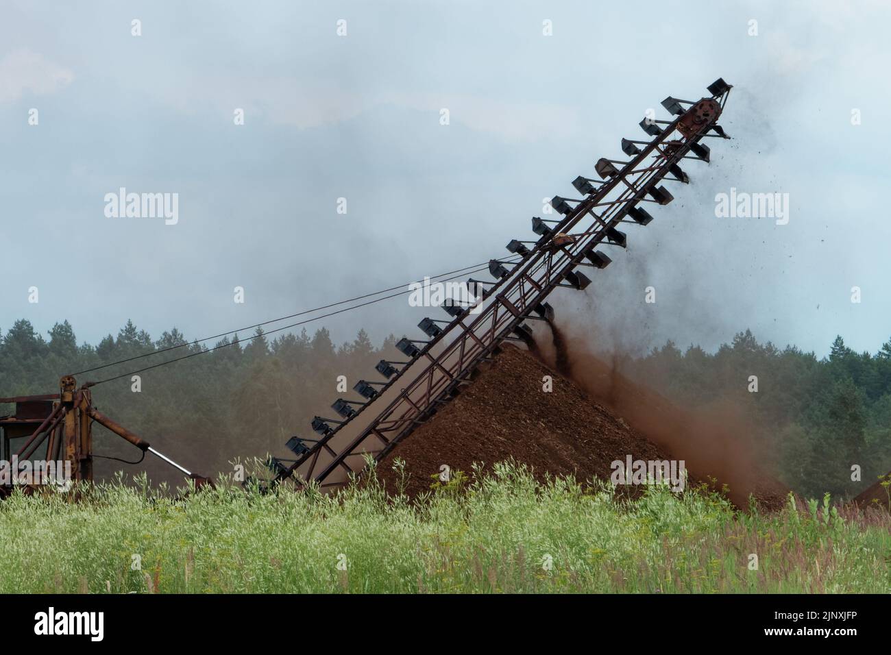 La production industrielle de la tourbe fraisée dans Saara bog, Estonie. Banque D'Images