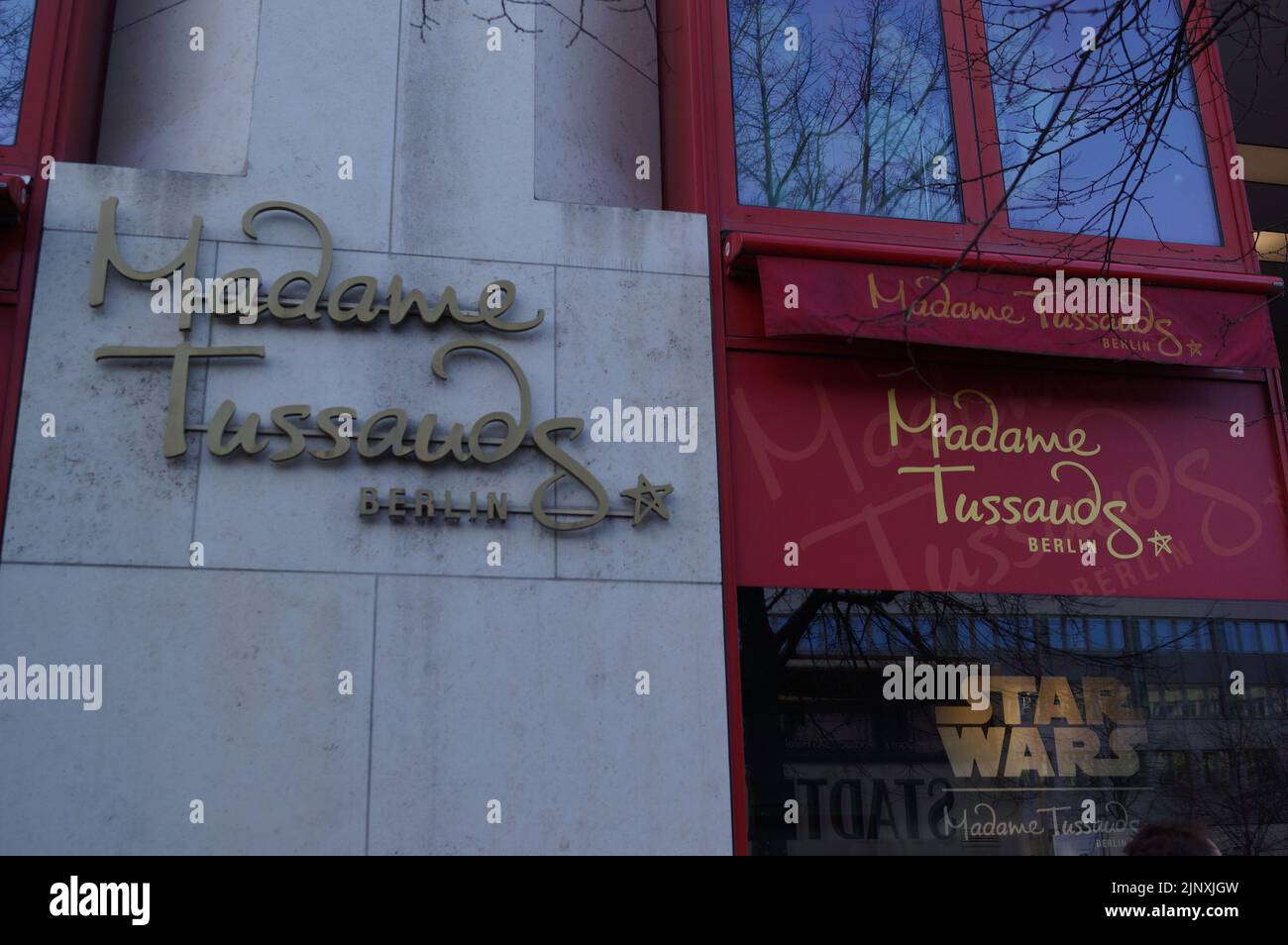 Berlin, Allemagne : panneau à l'entrée du musée Madame Tussaud à Unter den Linden Banque D'Images