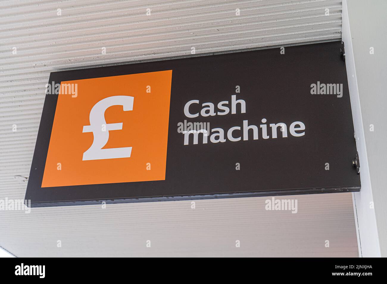 14 août 2022 : distributeur automatique de billets avec signe £ Banque D'Images