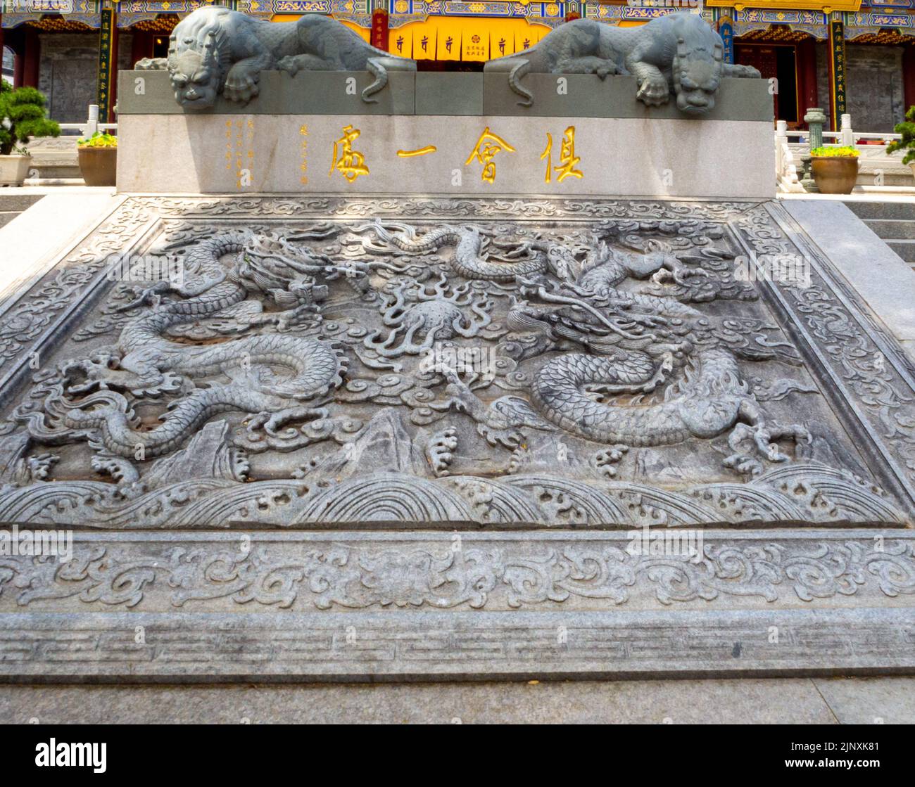 Vieille sculpture en pierre sur une place publique ou une place. La région est une attraction touristique car elle a beaucoup d'art religieux chinois traditionnel Banque D'Images