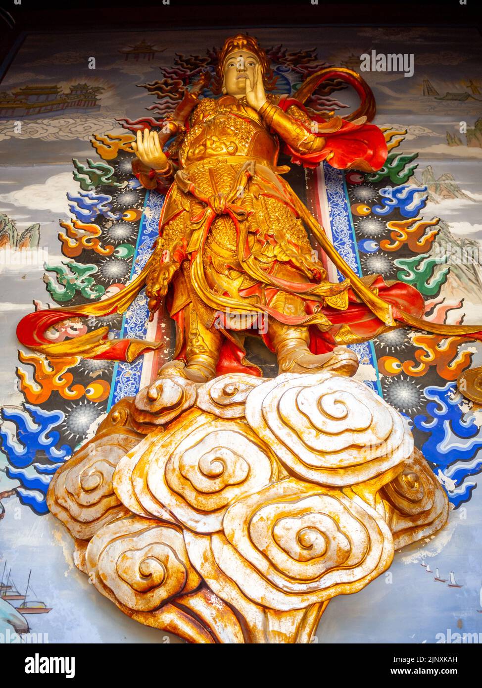 Vue à angle bas d'une statue religieuse ou d'une sculpture à l'intérieur d'un temple chinois traditionnel. Le symbole a une ressemblance féminine. Banque D'Images