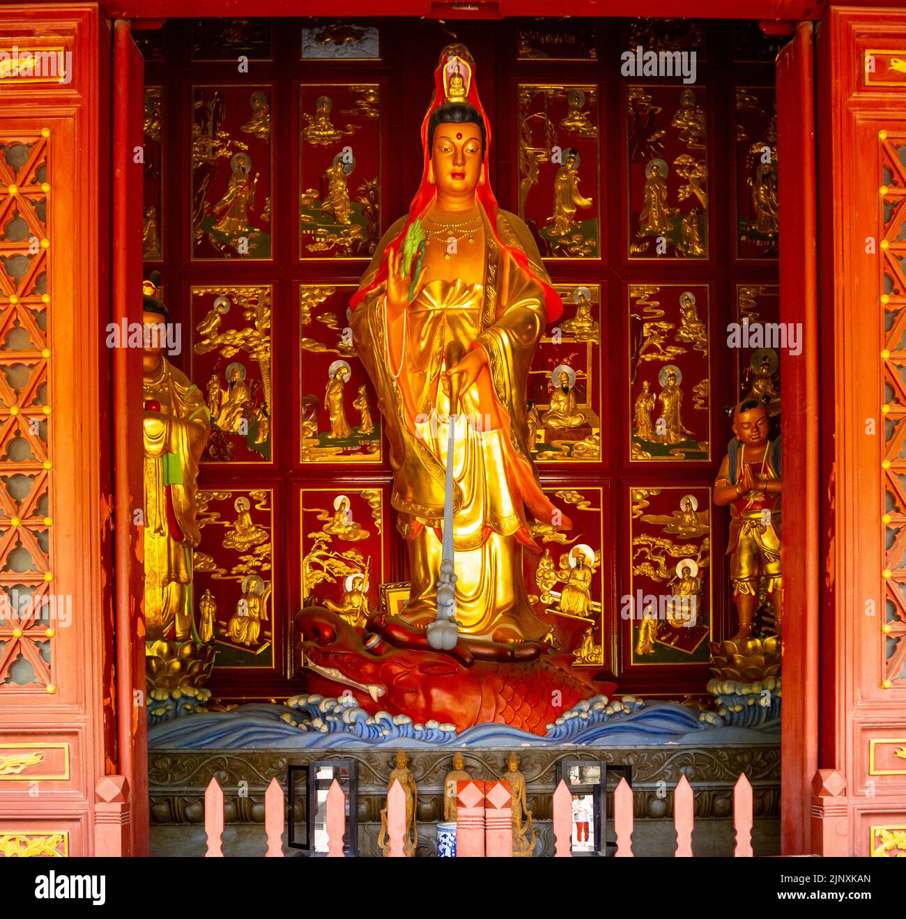 Statue ou sculpture à l'image d'une femme encadrée dans une fenêtre ouverte. L'objet fait partie de la religion et de la culture chinoises traditionnelles. Banque D'Images