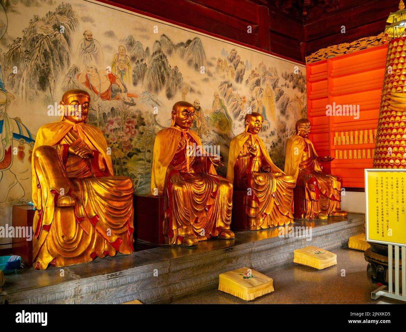 Un groupe de statues ou sculptures religieuses traditionnelles chinoises dorées à l'intérieur d'un temple. Banque D'Images