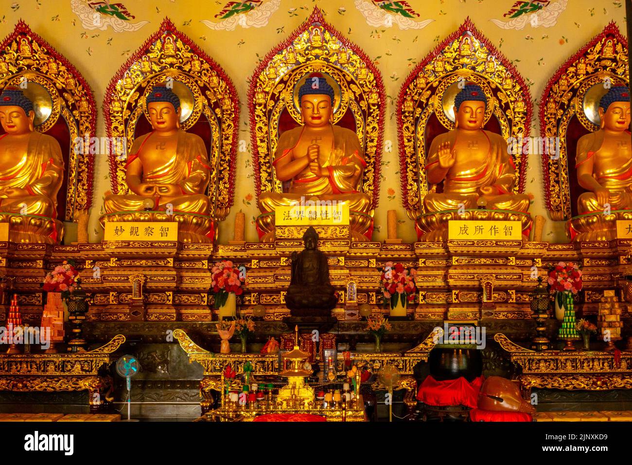 Vue de face d'un groupe de statues religieuses chinoises traditionnelles ou de sculptures à l'intérieur d'un temple. Banque D'Images