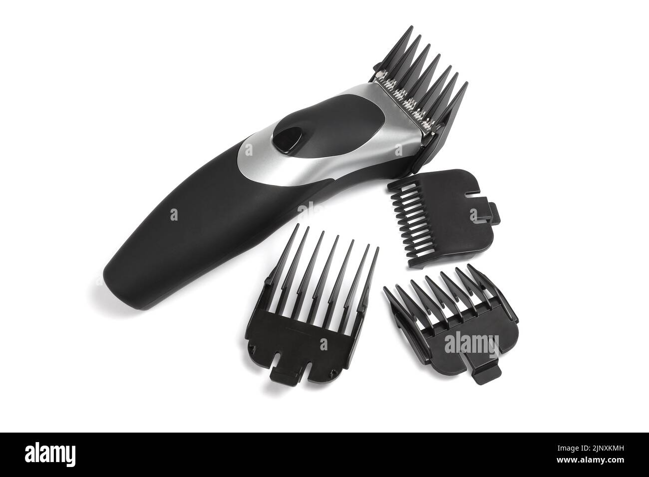 Tondeuse à cheveux électrique et assortiment de sabots en plastique sur fond blanc Banque D'Images