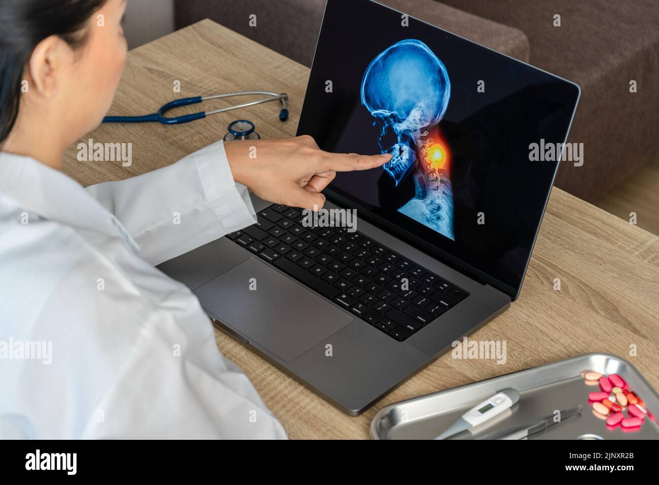 Médecin montrant une radiographie de la douleur dans le cou. Migraine et mal de dos. Banque D'Images