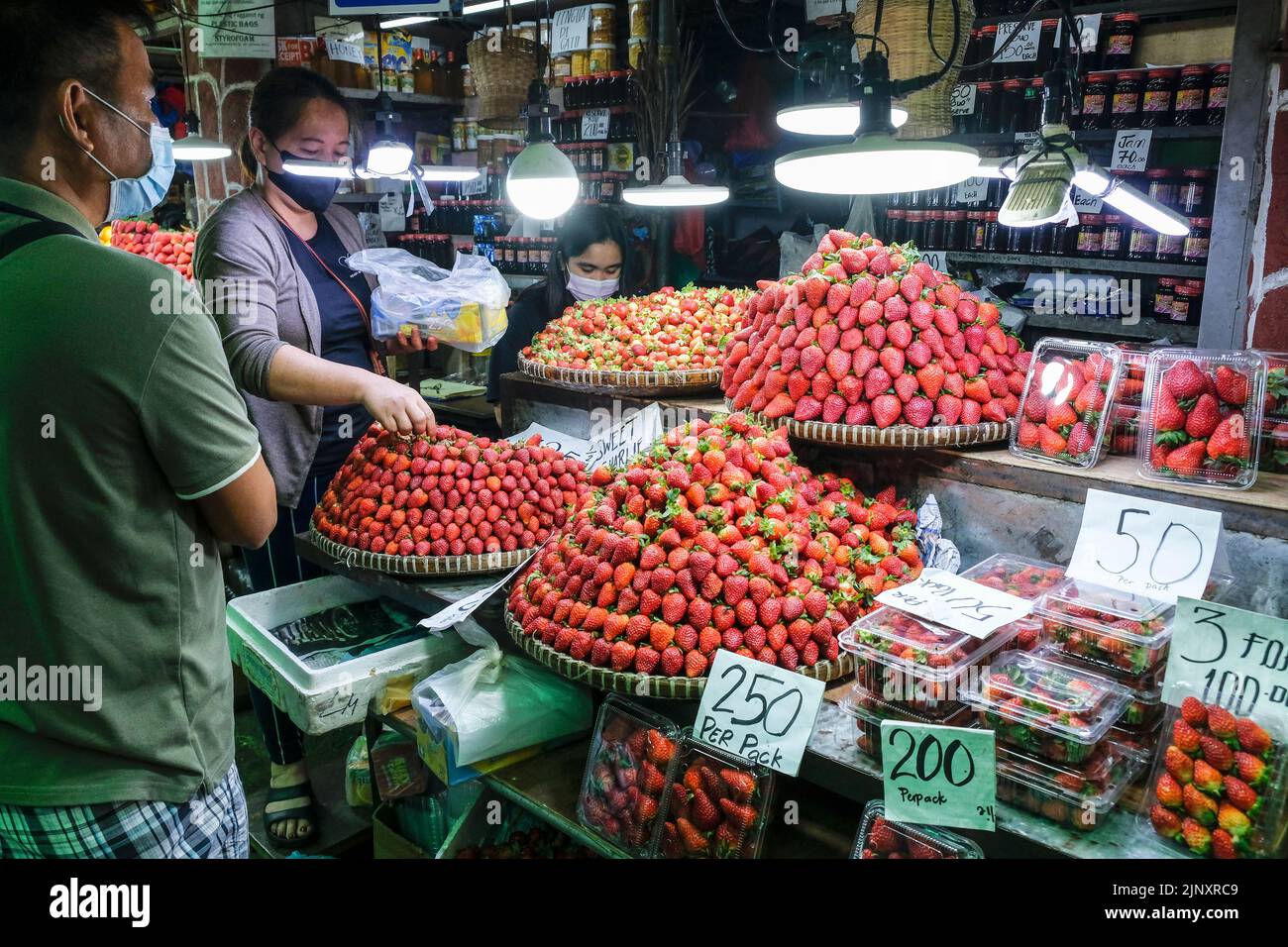 Baguio, Philippines - août 2022 : stand de fraises sur le marché de ...