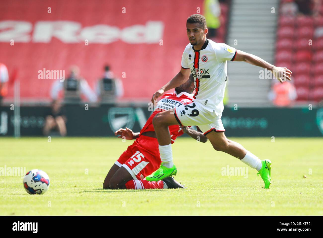 Middlesbrough, Royaume-Uni. 14th août 2022. Lliman Ndiaye de Sheffield Utd (à droite) et Anfernee Dijksteel de Middlesbrough se battent pour le ballon lors du match de championnat Sky Bet au stade Riverside, à Middlesbrough. Le crédit photo doit être lu: Simon Bellis/Sportimage crédit: Sportimage/Alay Live News Banque D'Images