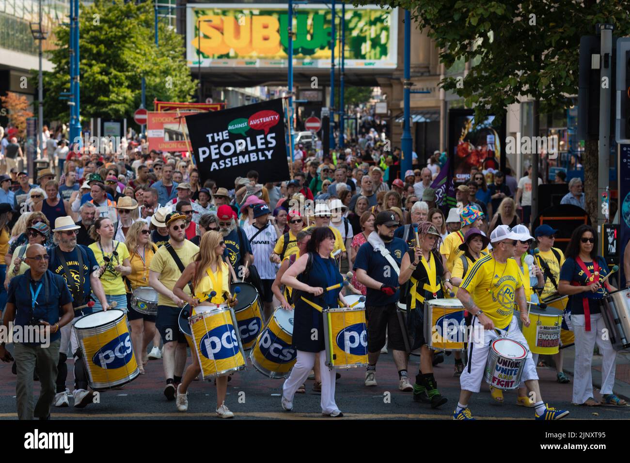 Manchester, Royaume-Uni. 14th août 2022. Les gens descendent dans la rue pour la marche Peterloo pour la démocratie. Les syndicats et les communautés locales se réunissent pour montrer au gouvernement que la crise du coût de la vie est hors de contrôle et que la population va s'unir pour lutter contre elle. Credit: Andy Barton/Alay Live News Banque D'Images