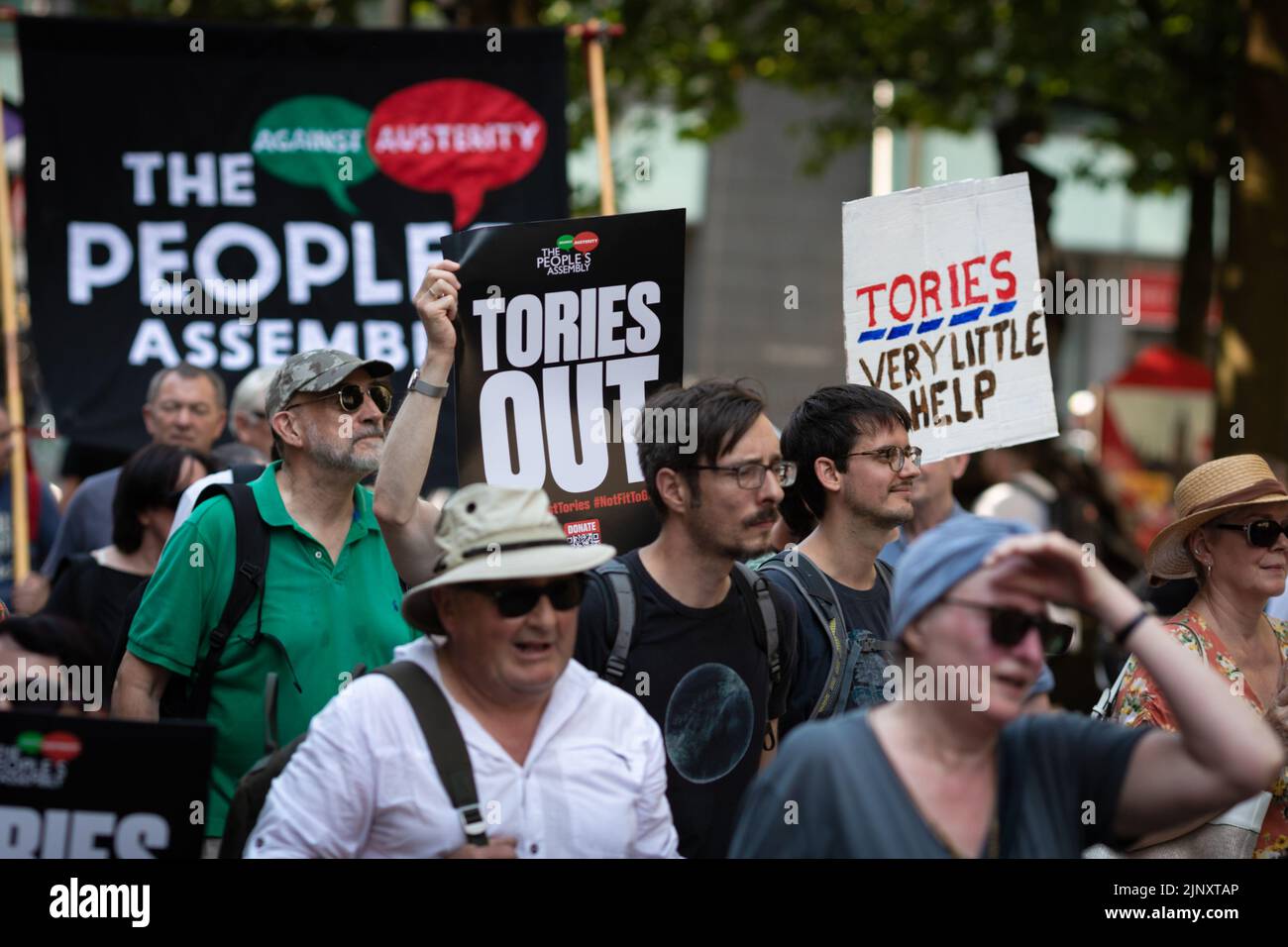 Manchester, Royaume-Uni. 14th août 2022. Les gens avec des pancartes descendent dans les rues pour la marche de Peterloo pour la démocratie. Les syndicats et les communautés locales se réunissent pour montrer au gouvernement que la crise du coût de la vie est hors de contrôle et que la population va s'unir pour lutter contre elle. Credit: Andy Barton/Alay Live News Banque D'Images