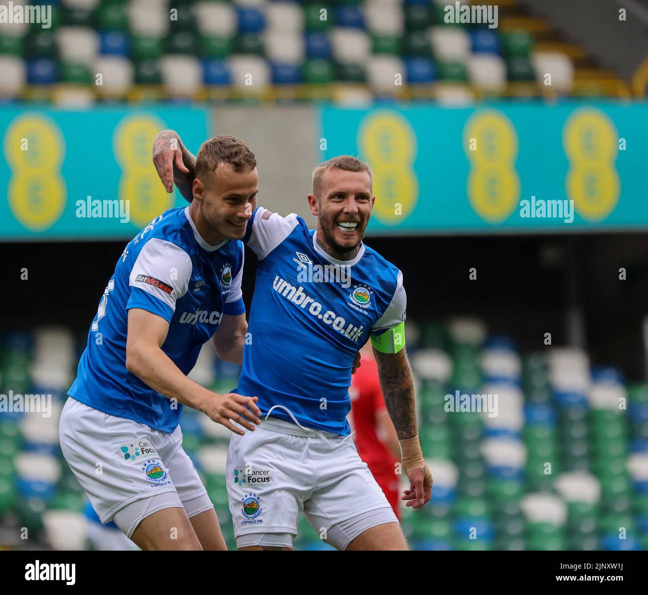 Windsor Park, Belfast, Irlande du Nord, Royaume-Uni. 14 août 2022. Danske Bank Premiership – Linfield / Portatown. Action du jeu d'aujourd'hui – le match de première division des deux côtés au début de la nouvelle saison de ligue. Le capitaine de Linfield Kirk Millar (7) tire Linfield en tête. Crédit : CAZIMB/Alamy Live News. Banque D'Images