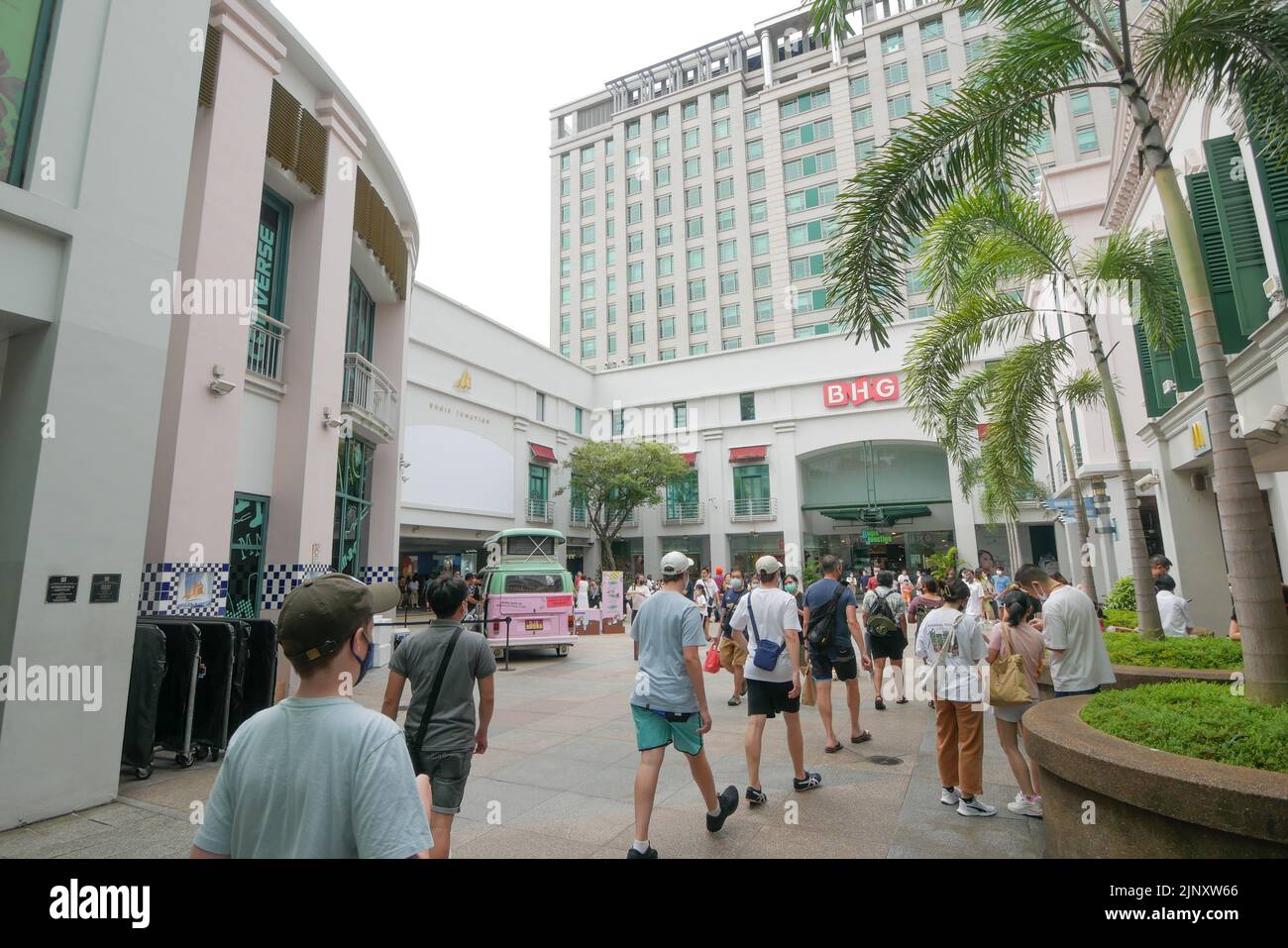 singapore Bugis Street 2 juin 2022. Vue sur la rue des bâtiments du centre commercial Bugis Banque D'Images