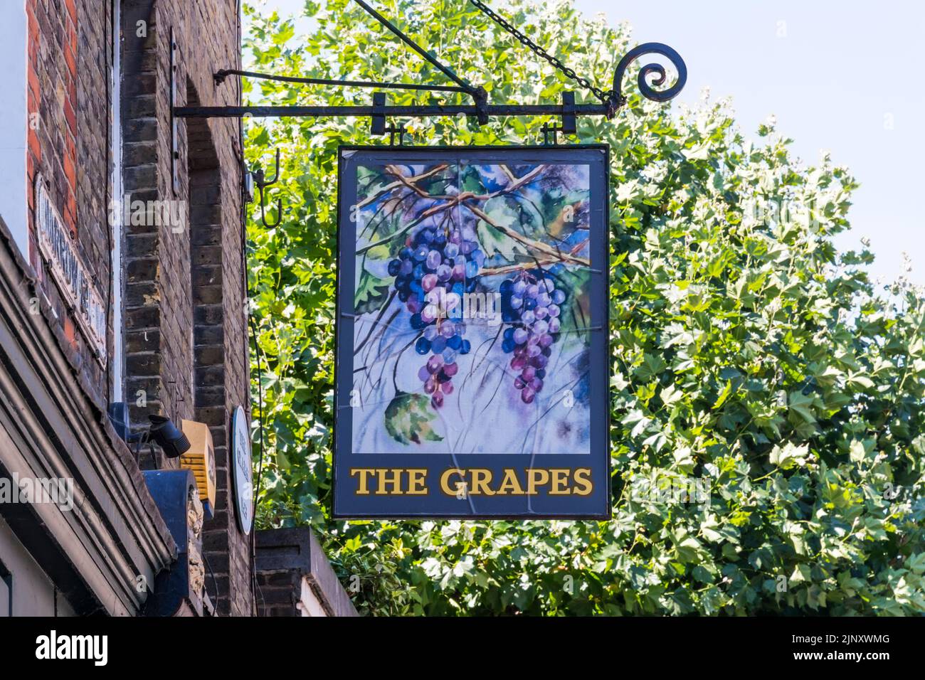 Panneau de pub pour les raisins, un pub historique au bord de la rivière à Narrow Street, Limehouse, Londres. Banque D'Images