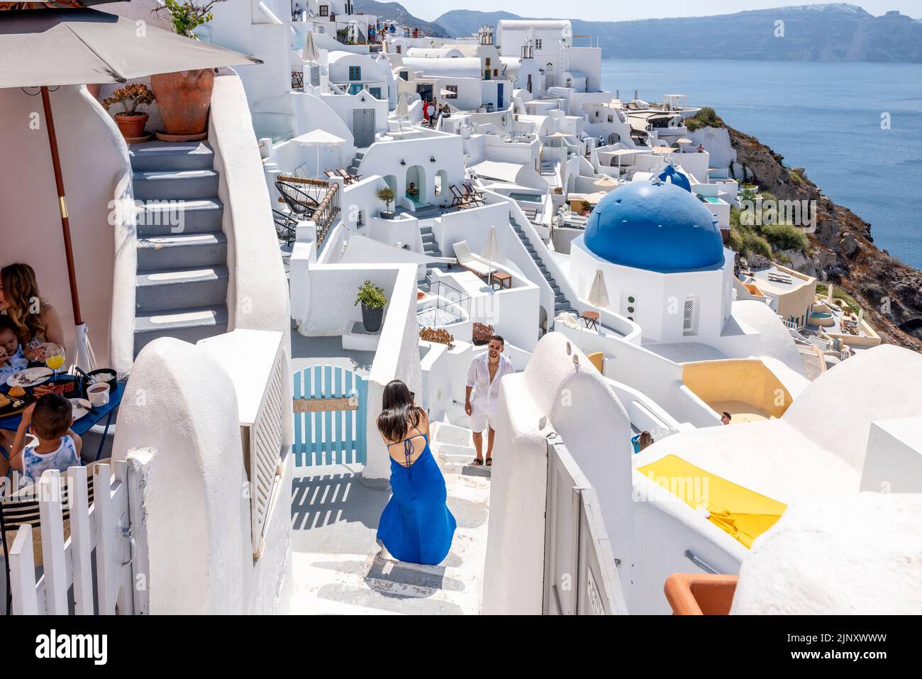Jeunes posant pour des photos à Un point de vue classique dans la ville d'Oia, Santorin, les îles grecques, la Grèce. Banque D'Images