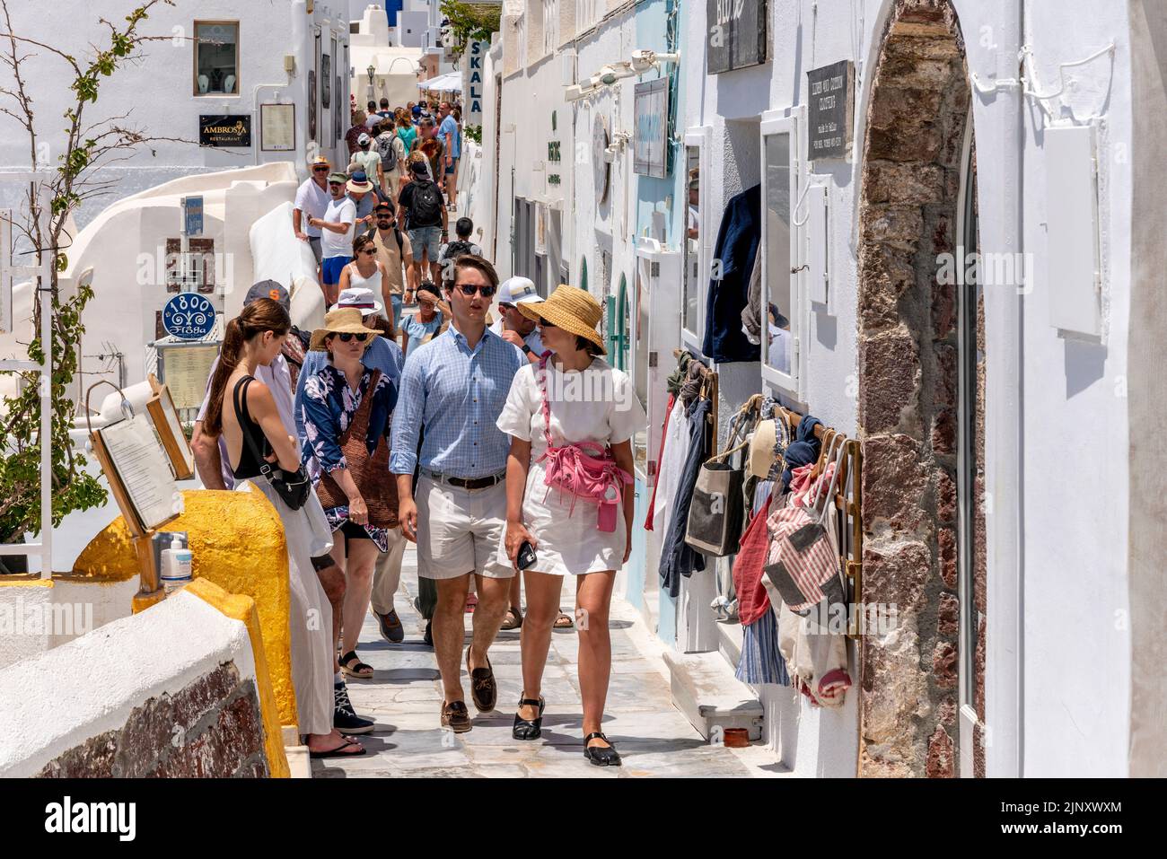 Touristes/visiteurs Shopping dans la ville d'Oia, Santorini, Iles grecques, Grèce. Banque D'Images