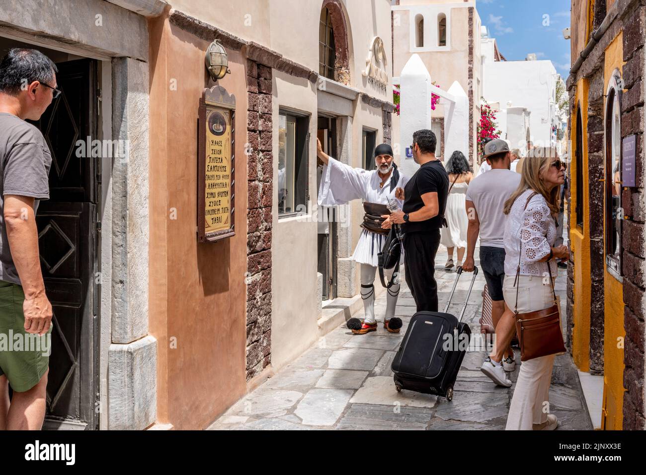 Un homme local vêtu d'un costume traditionnel sur l'île de Santorini, les îles grecques, la Grèce. Banque D'Images