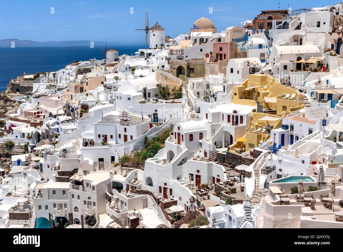 Une vue sur la ville d'Oia sur l'île de Santorini, les îles grecques, la Grèce. Banque D'Images