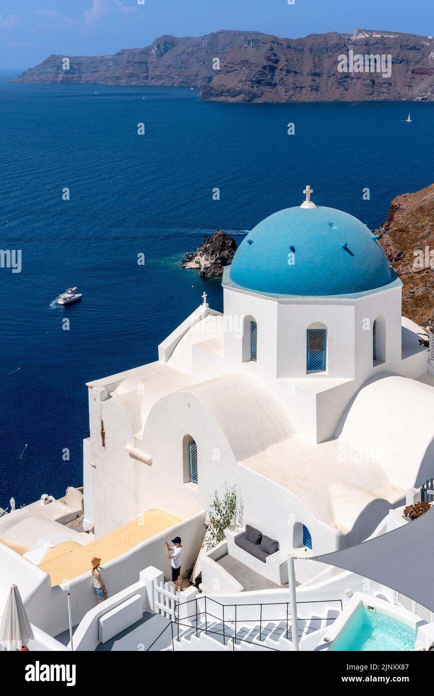 Une vue classique d'Une église du dôme bleu dans la ville d'Oia, Santorin, les îles grecques, la Grèce. Banque D'Images