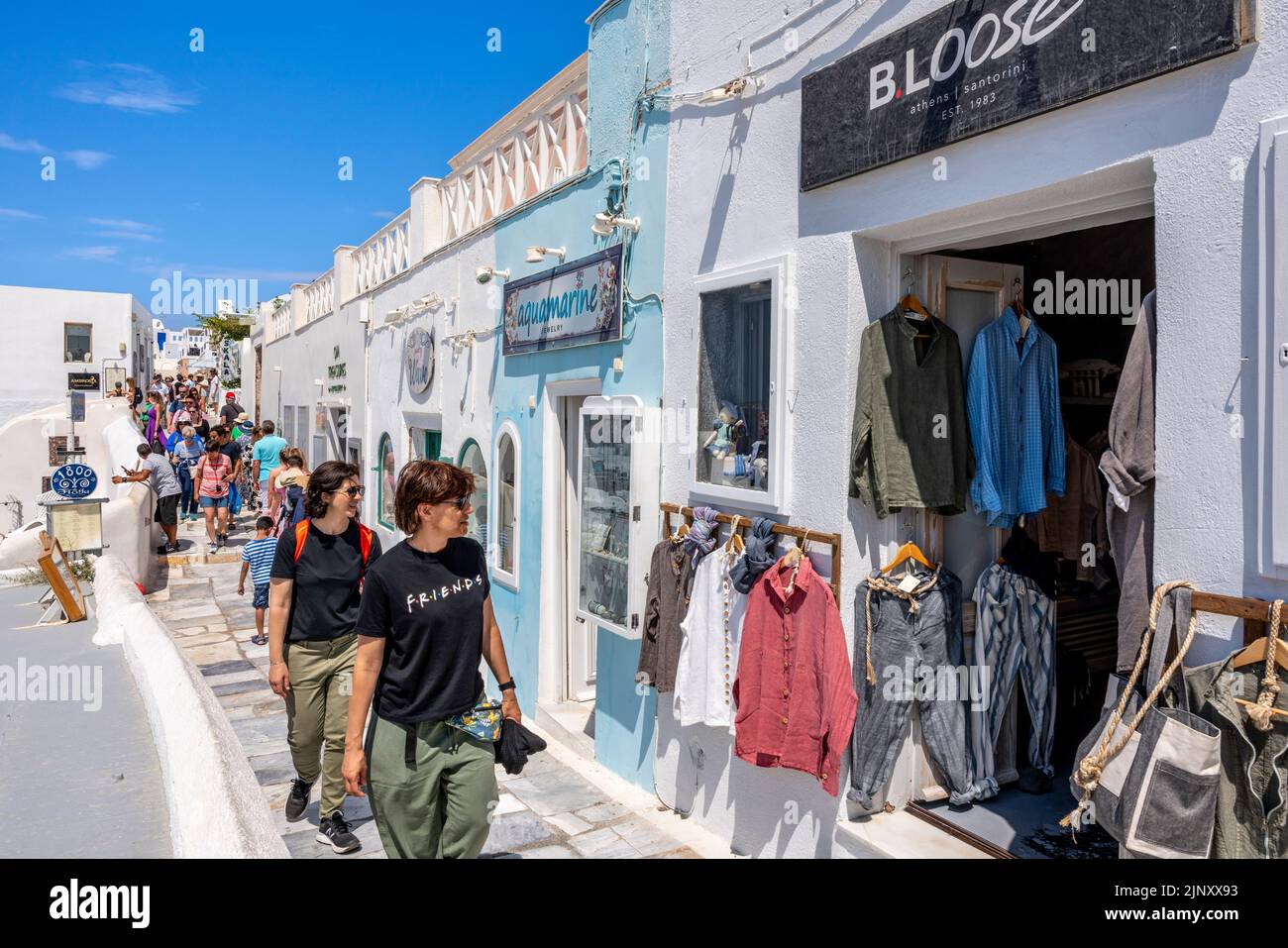 Touristes/visiteurs Shopping dans la ville d'Oia, Santorini, Iles grecques, Grèce. Banque D'Images