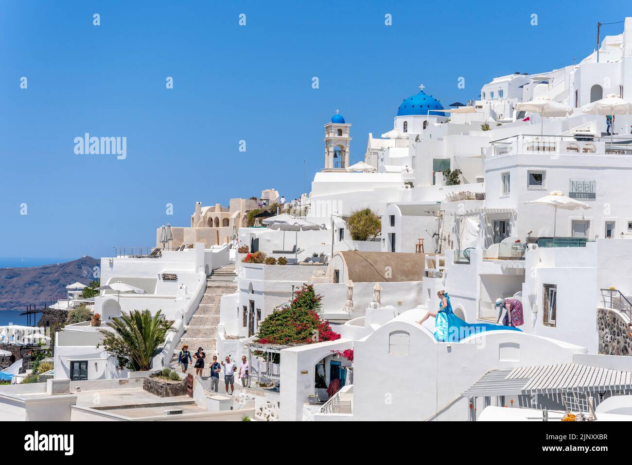 Une jeune femme pose pour une photo sur l'île de Santorini, les îles grecques, la Grèce. Banque D'Images