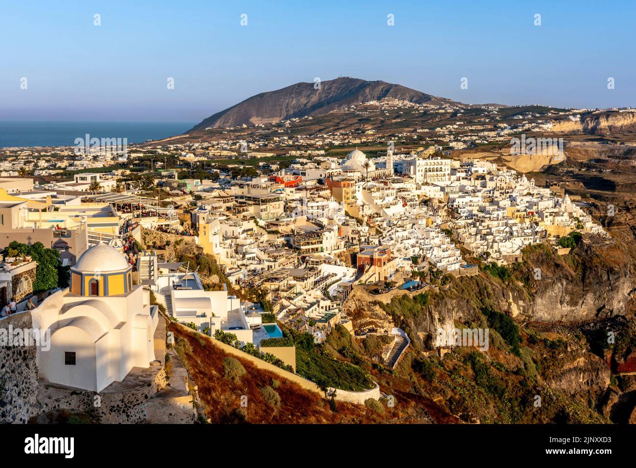 Vue sur la ville principale de Thira (Thera) sur l'île de Santorini, les îles grecques, la Grèce. Banque D'Images