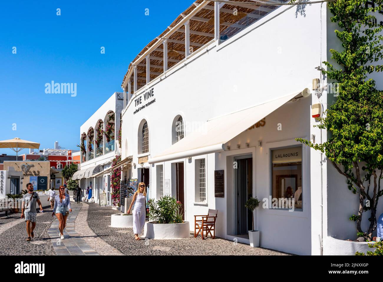 Touristes/visiteurs sur la place principale de Thira, Santorini, Iles grecques, Grèce. Banque D'Images