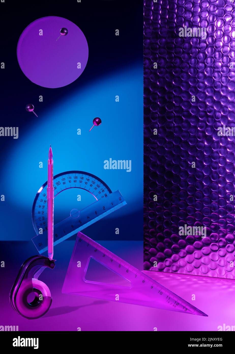 Composition minimaliste créative avec fournitures scolaires volantes dans l'air dans les couleurs néon avec l'espace de copie. Retour à l'école. Convient pour la publicité, le marketing, les publicités. Minimaliste, art conceptuel Cyberpunk et cosmos esthétique. Banque D'Images