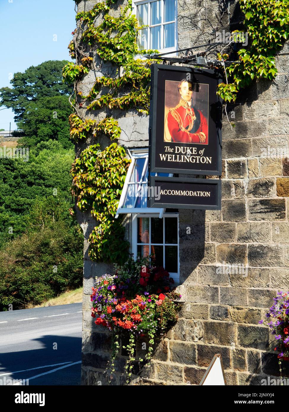 Panneau de pub de la maison publique du Duc de Wellington donnant sur le village vert de Danby dans le Yorkshire du Nord de l'Angleterre Banque D'Images