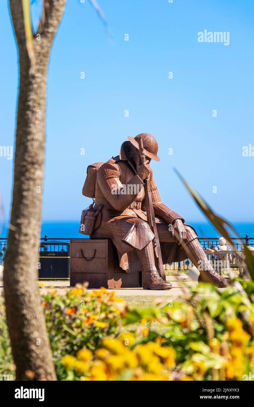 Tommy une statue de l'artiste soldat de la première Guerre mondiale Ray Lonsdale près du mémorial de guerre de Seaham Co Durham AKA 1101 Eleven-O-ONE en acier corten soudé Banque D'Images