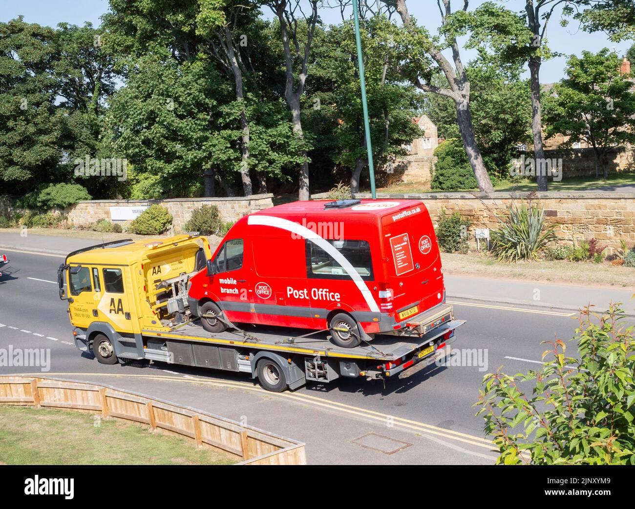 Le transporteur de véhicules AA livrant une fourgonnette de poste mobile à l'agence locale après réparation Banque D'Images