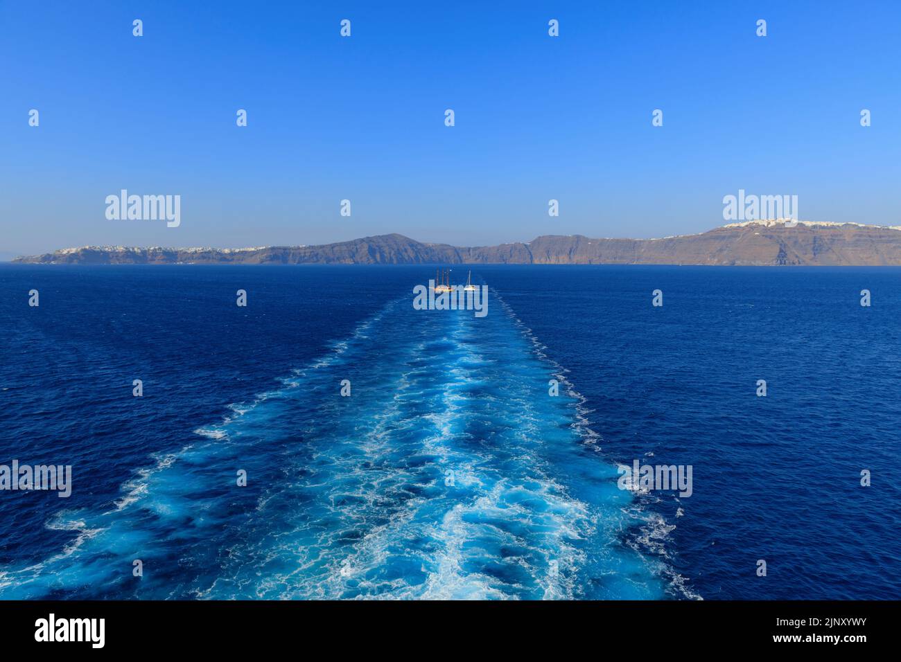 Horizon mer avec l'île de Santorini: Vue depuis le bateau de croisière. Banque D'Images