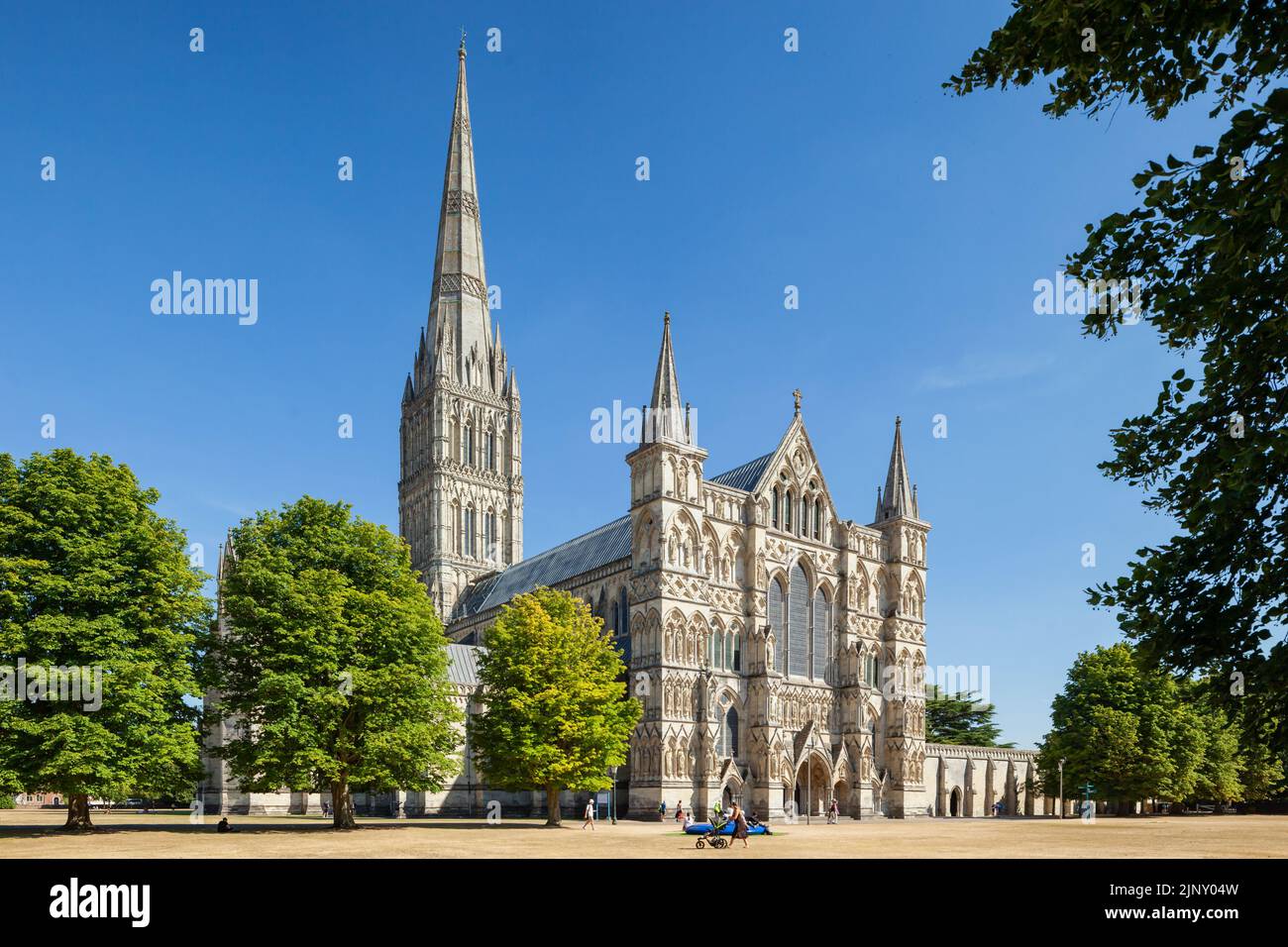 Après-midi d'été à la cathédrale de Salisbury, Salisbury, Wiltshire, Angleterre. Banque D'Images