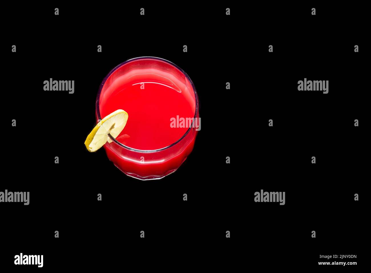 Verre de jus de pastèque frais, sain, frais, doux, isolé sur un fond noir.Summer mocktail.Top View, vue rapprochée de la boisson rafraîchissante. Banque D'Images