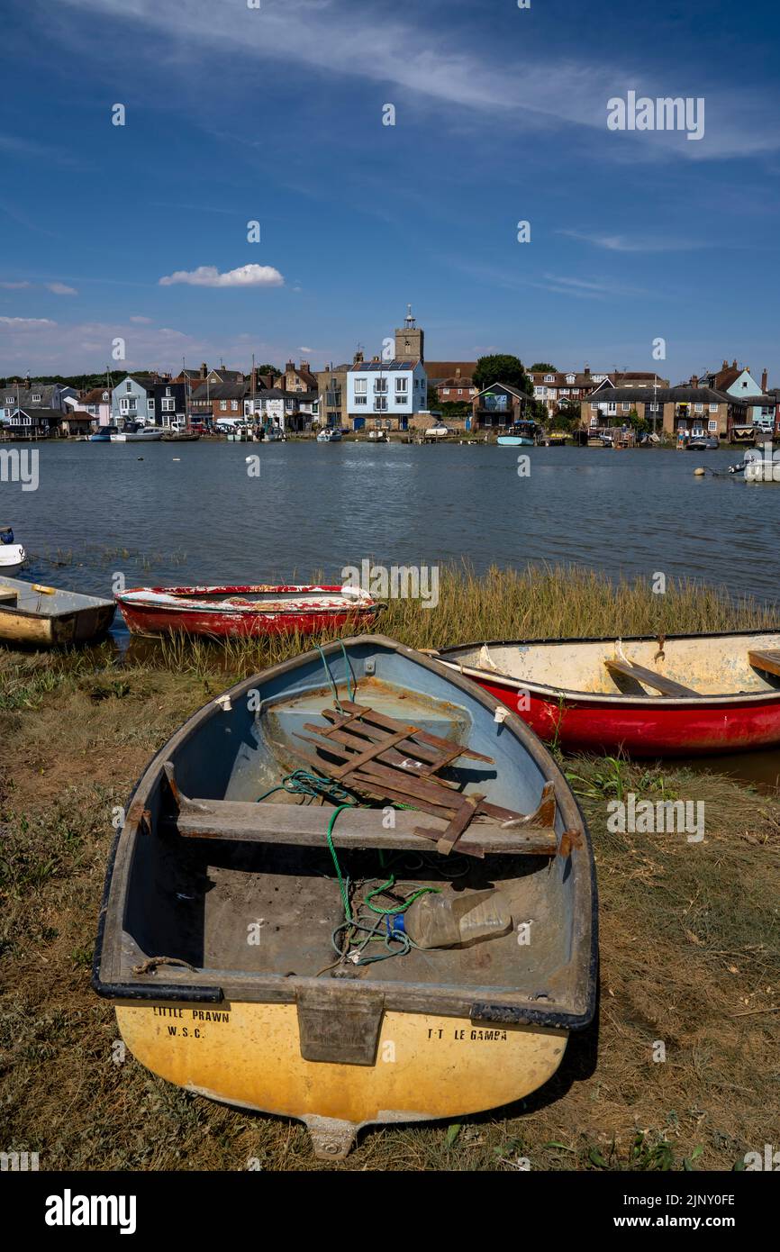 WIVENHOE DANS L'ESSEX, PHOTOGRAPHIÉ DE LA RIVE OPPOSÉE (ROWHEDGE). Banque D'Images