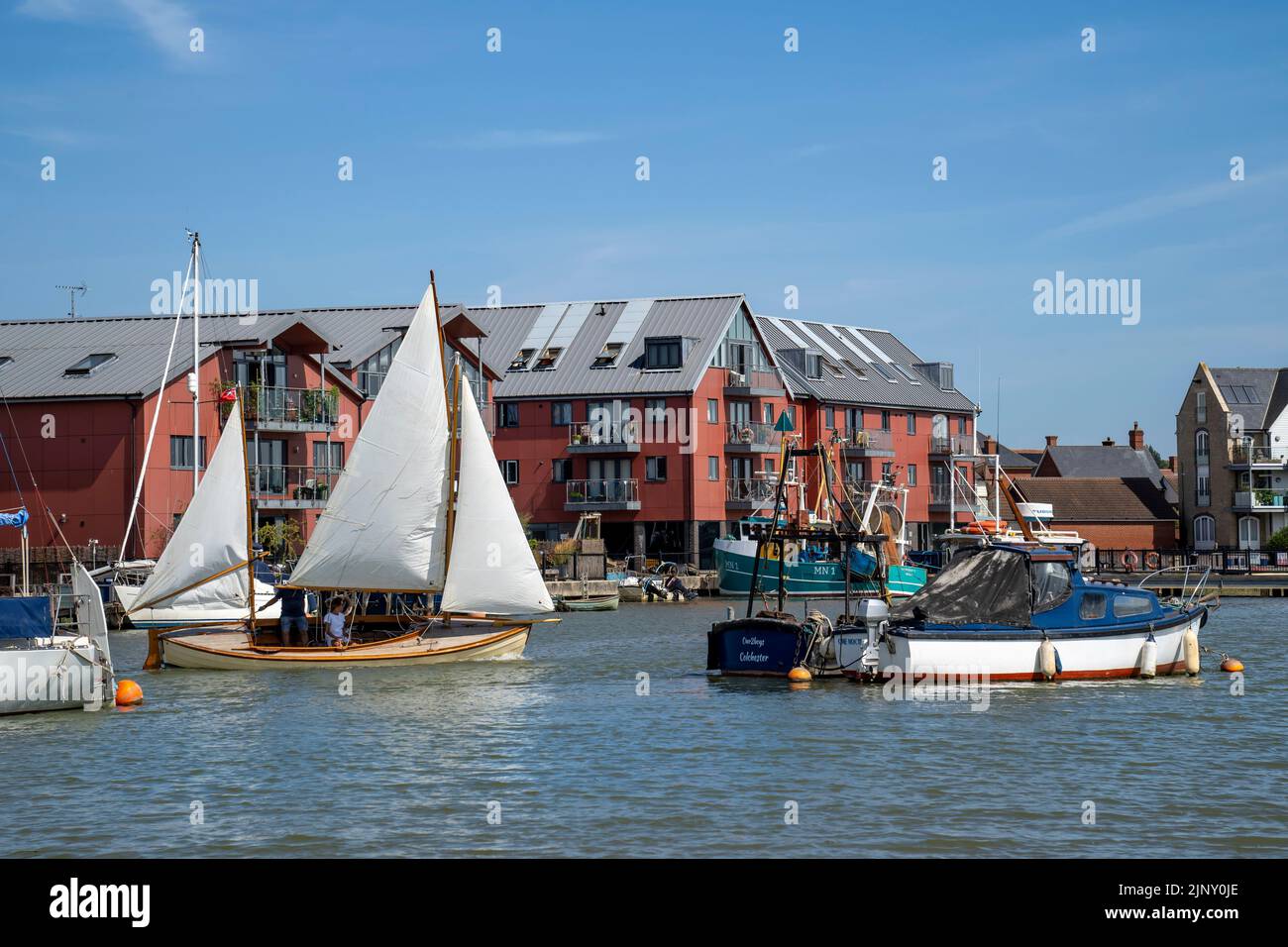 WIVENHOE DANS L'ESSEX, PHOTOGRAPHIÉ DE LA RIVE OPPOSÉE (ROWHEDGE). Banque D'Images