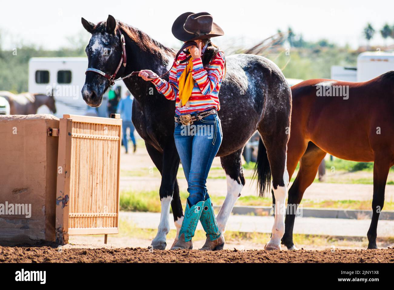 Une cycliste féminine portant des vêtements occidentaux prête à exposer son cheval à un spectacle de chevaux à Phoenix, Arizona, États-Unis Banque D'Images