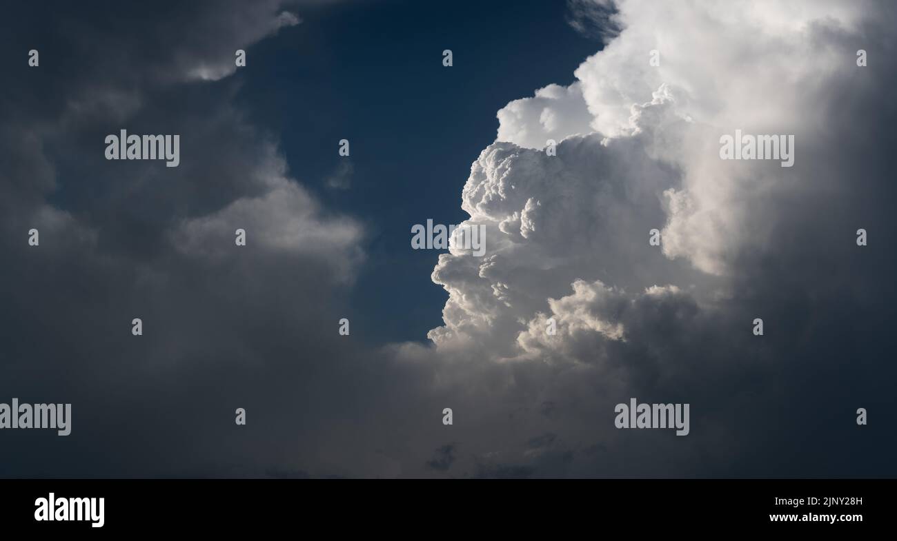Gros nuage dans le ciel en plein soleil, panorama sur un paysage de nuages Banque D'Images