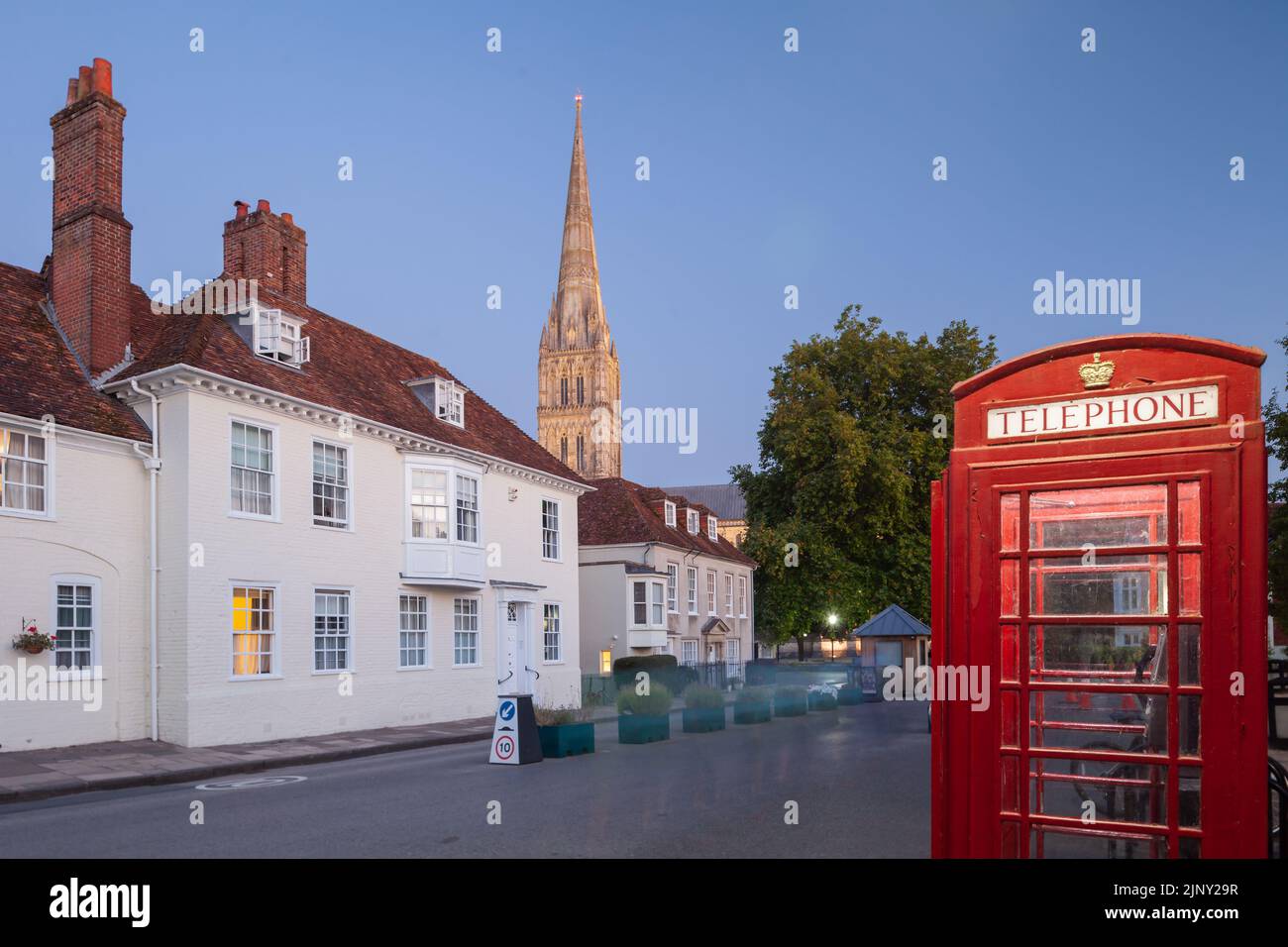Téléphone anglais traditionnel sur choristers Square à Salisbury, Wiltshire. Banque D'Images