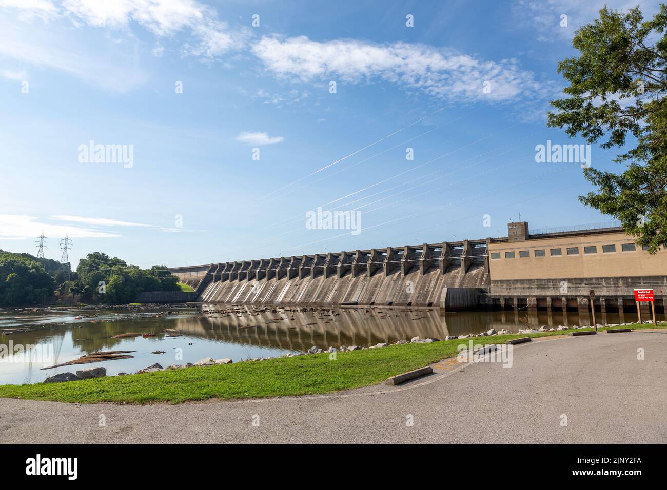 Barrage John H Kerr près du comté de Boydton Mecklembourg, en Virginie, aux États-Unis. Centrale électrique hydroélectrique mais pas de production d'un coup de feu calme et paisible. Banque D'Images