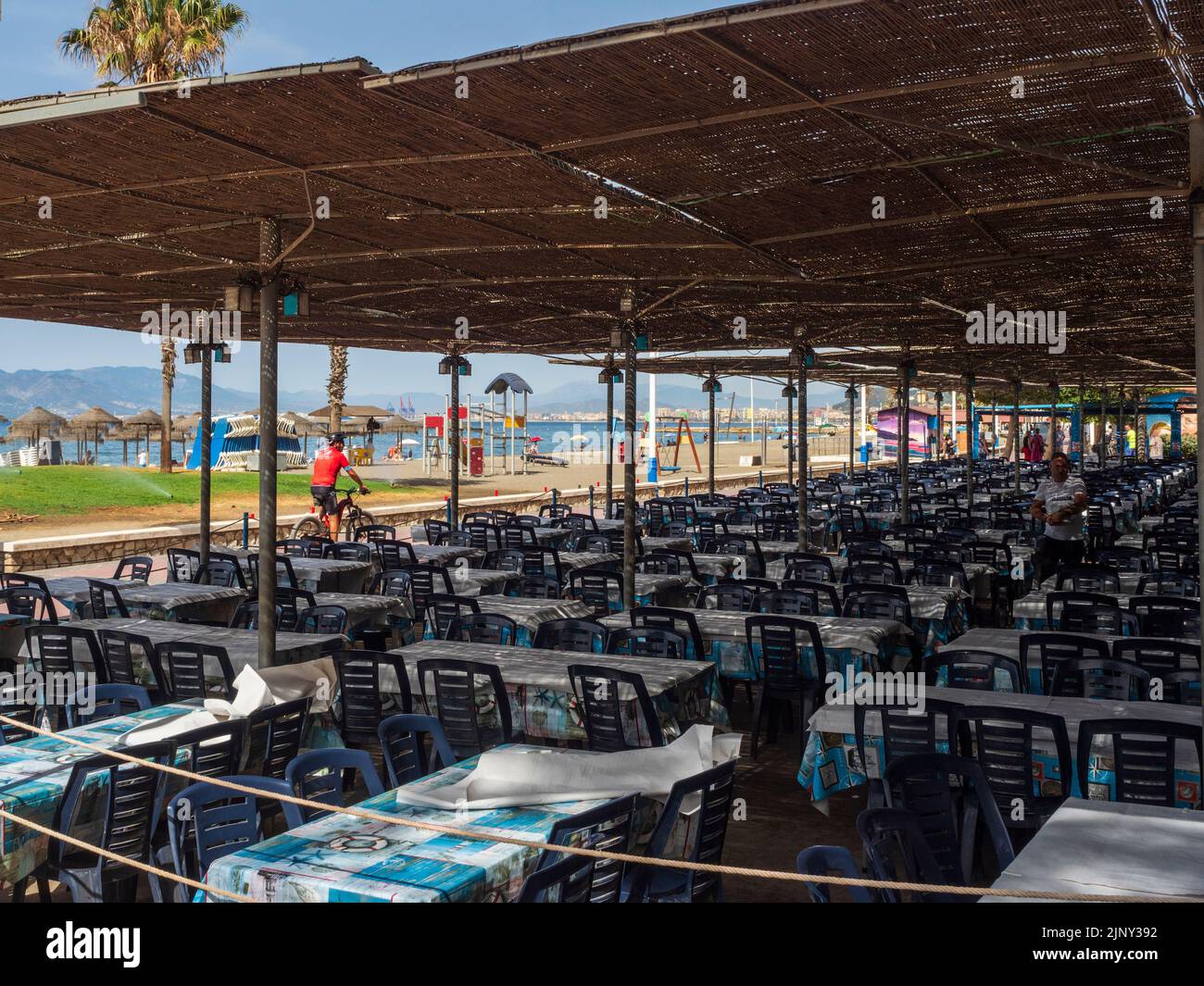 Terrasse face à la mer du restaurant 'El Tintero', célèbre à Malaga pour la mise aux enchères des portions de poisson frit parmi ses clients. Banque D'Images
