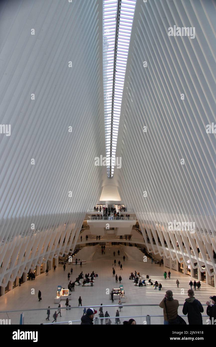 Superbe bâtiment Oculus : une merveille architecturale moderne et un centre de transport au cœur de New York Banque D'Images