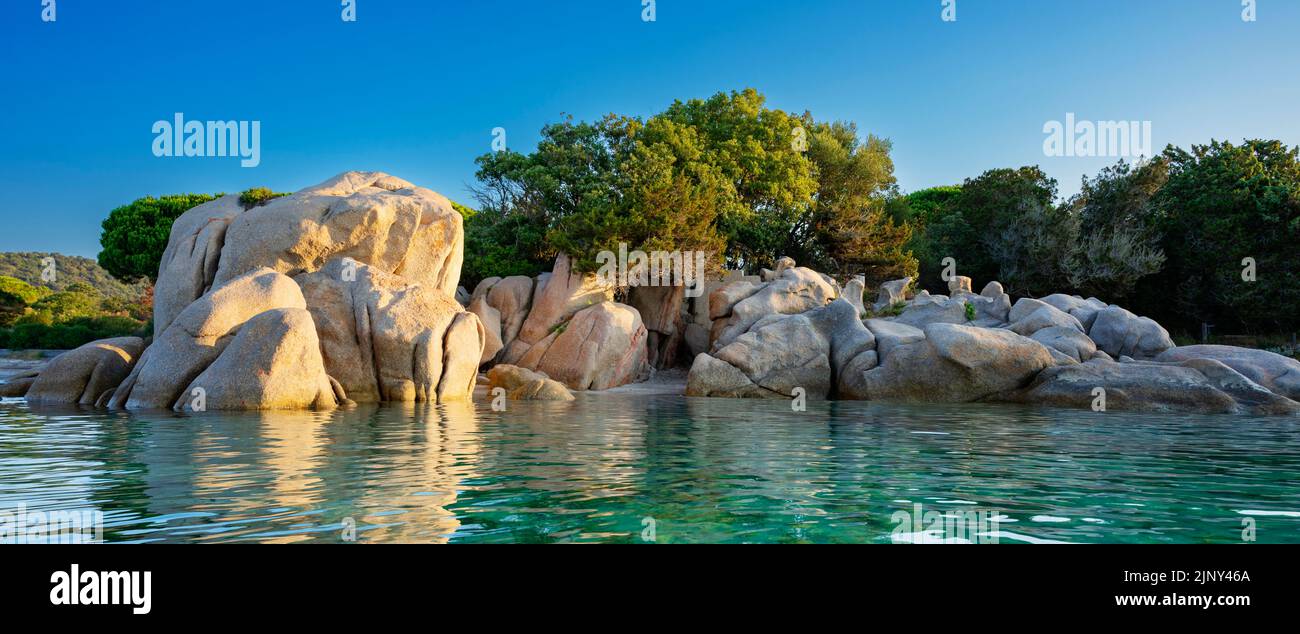 Vue sur le célèbre rocher de la plage de Santa Giulia, Corse Banque D'Images