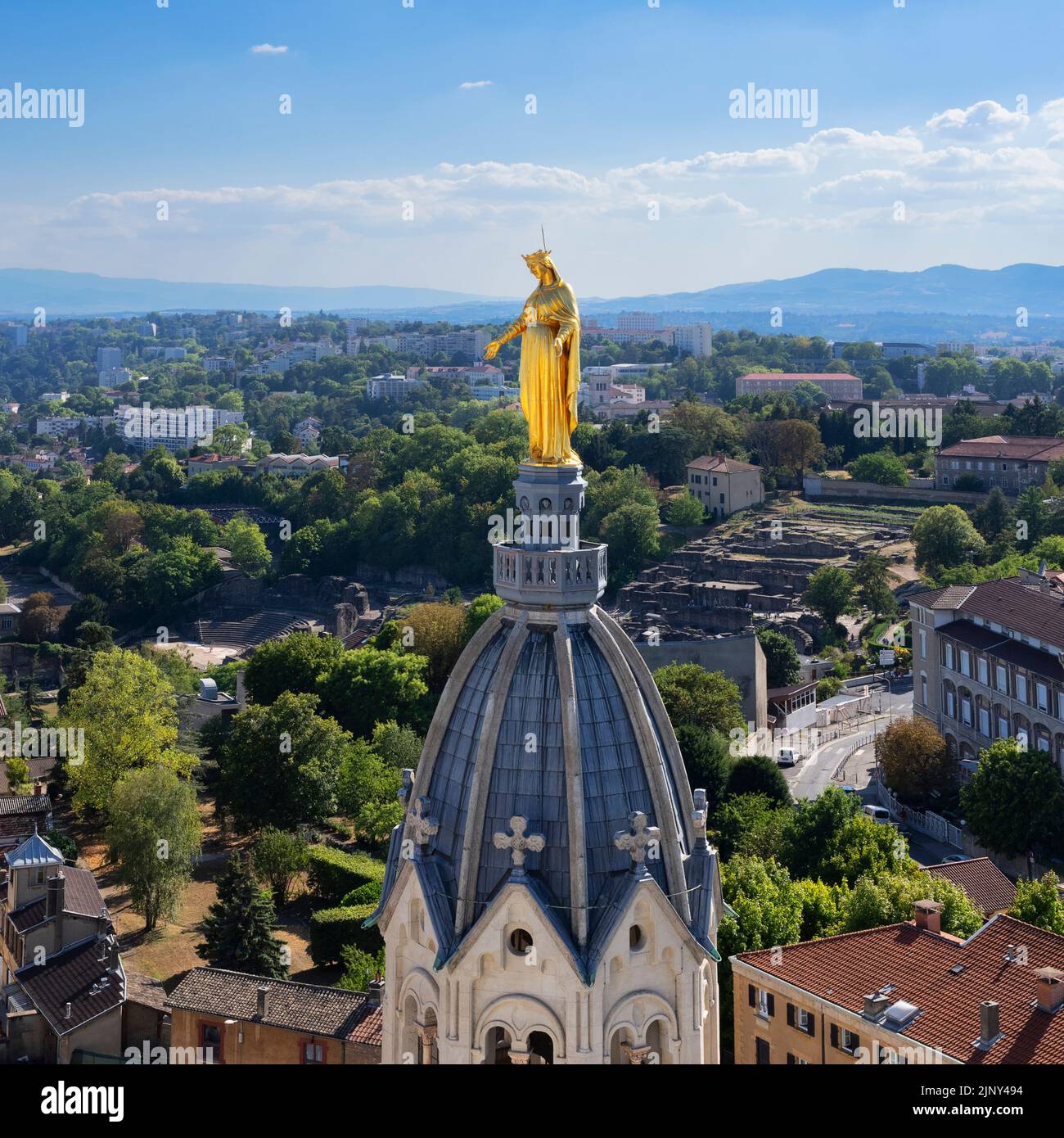 Vue sur la célèbre statue de Marie au sommet de la basilique notre-dame-de-fourvière à Lyon, France Banque D'Images