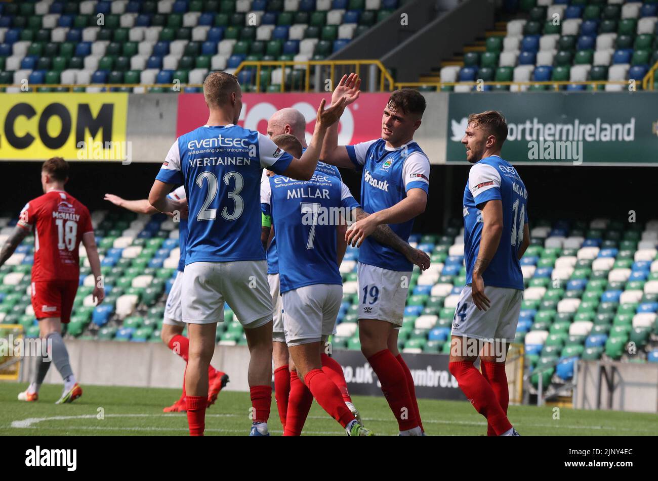 Windsor Park, Belfast, Irlande du Nord, Royaume-Uni. 14 août 2022. Danske Bank Premiership – Linfield / Portatown. Action du jeu d'aujourd'hui – le match de première division des deux côtés au début de la nouvelle saison de ligue. Ethan Devine (19) célèbre son but (2-0) Linfield. Crédit : CAZIMB/Alamy Live News. Banque D'Images