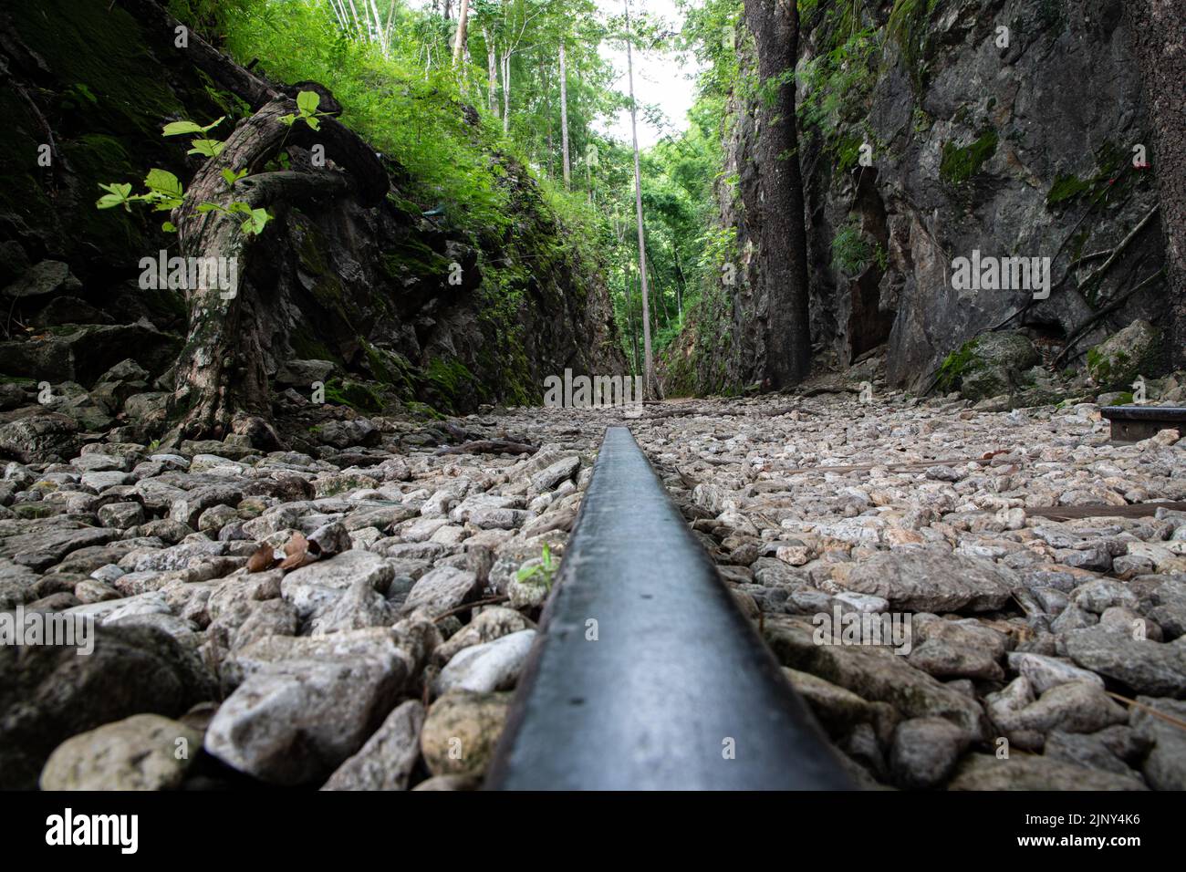 Col Hellfire (Chong khaokaht) du chemin de fer de la mort dans la montagne de vallée qui a été construit cruel par les prisonniers de guerre construits pendant la guerre mondiale 2 à Kanchanaburi Banque D'Images