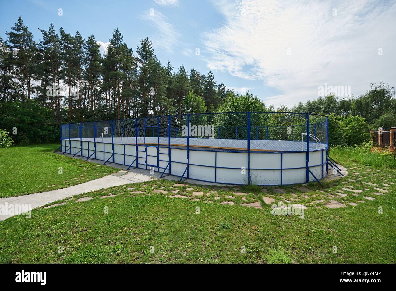 Terrain de football clôturé pour les enfants Banque D'Images