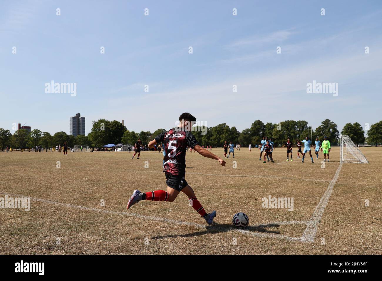 LEICESTER, ANGLETERRE. 14th août 2022. Un joueur afghan prend un virage sur l'herbe brûlée en raison de la sécheresse de UKÕs lors d'un match interurbain de la coupe du monde à Victoria Park, Leicester. (Credit: James HolyOak) Credit: james HolyOak/Alay Live News Banque D'Images