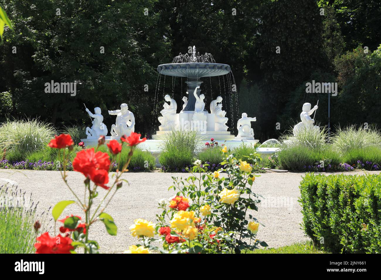 Fontaines et jardins à l'extérieur du Casino dans le parc central de Cluj-Napoca, la capitale historique de la Transylvanie, Roumanie Banque D'Images